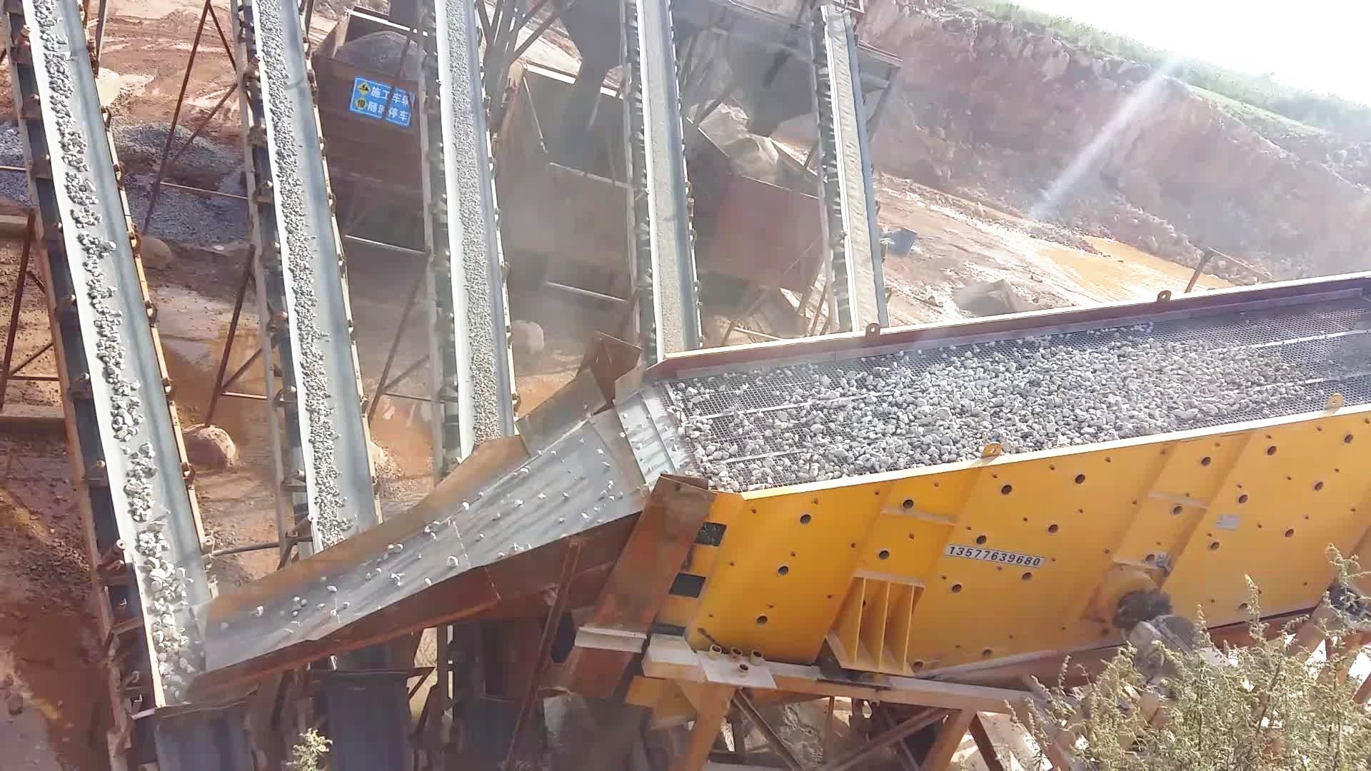 云南陸良日產(chǎn)3000噸二合一石灰石生產(chǎn)線現(xiàn)場(chǎng)一