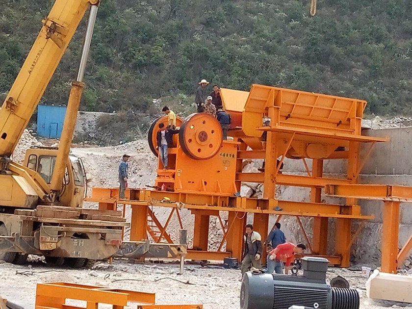 日產(chǎn)2000噸超級鄂破安裝現(xiàn)場