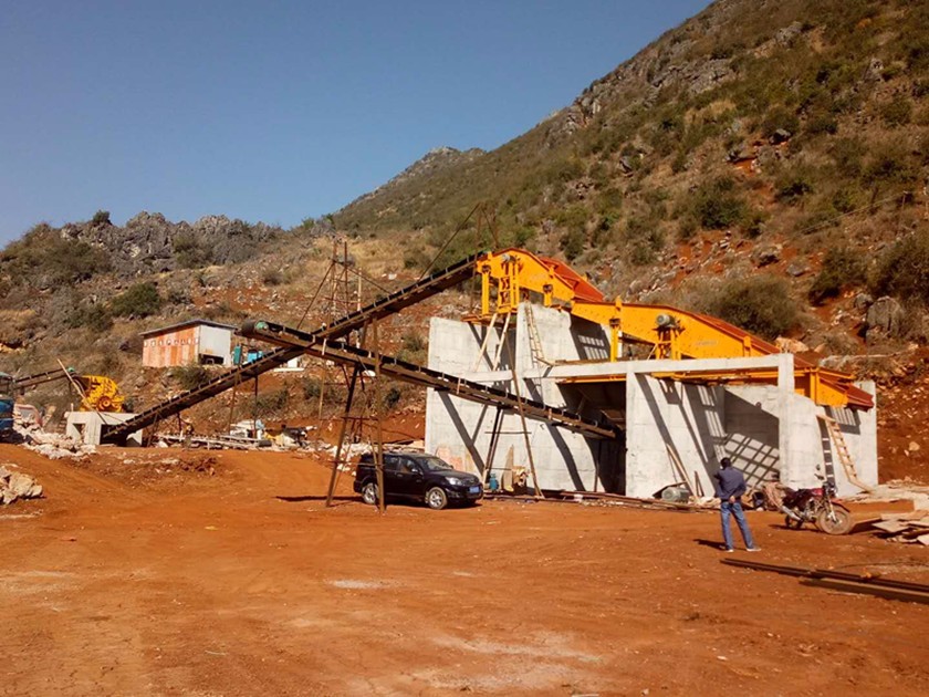 文山王總日產700方平振篩安裝現(xiàn)場